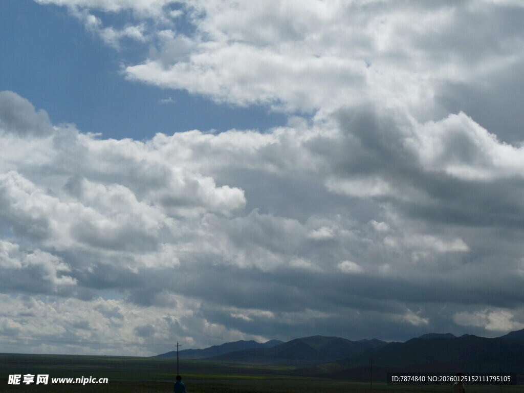 蓝天白云下的开阔景致