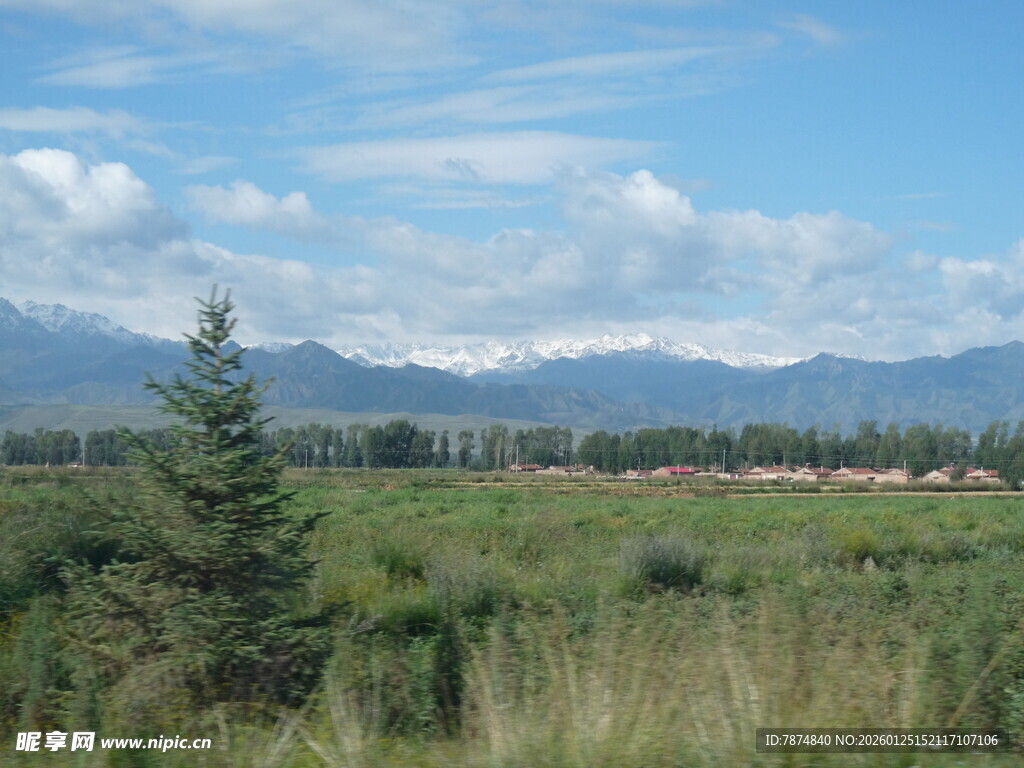 草原风光与远处山峦