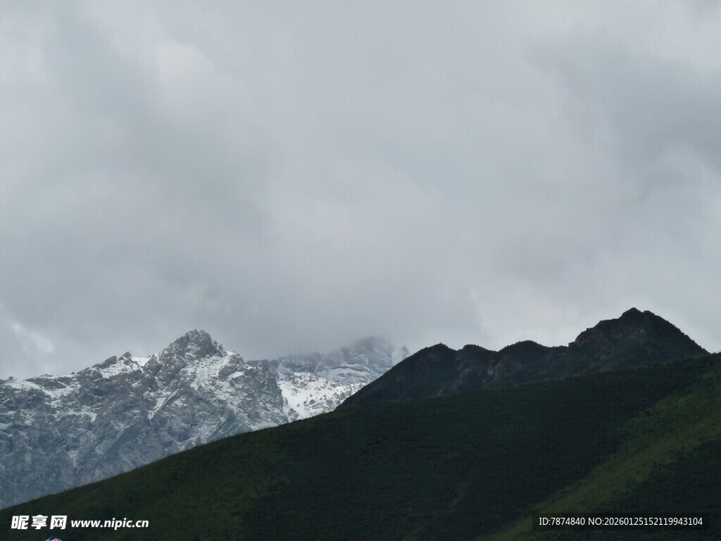 云雾缭绕的巍峨雪山