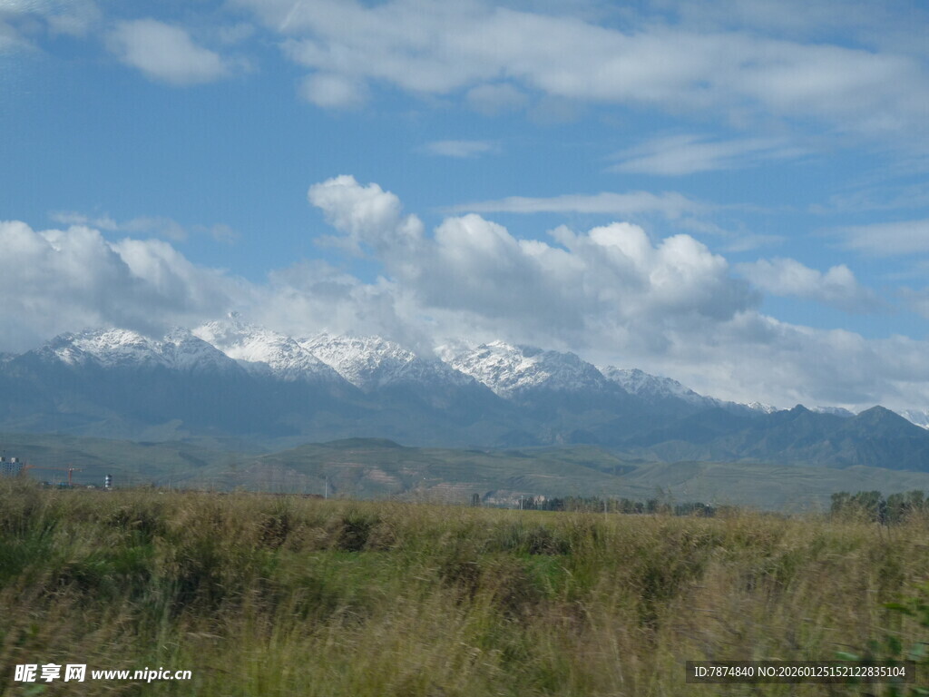草原远眺雪山美景