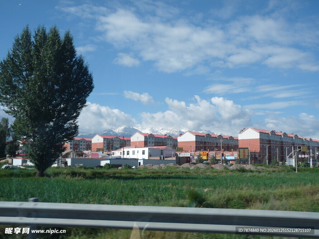 公路旁的多彩建筑群