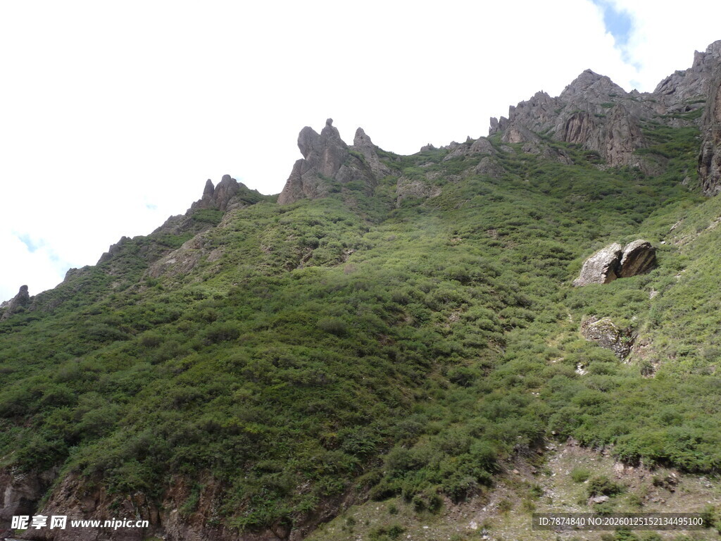 翠绿山峦 峰石错落美景