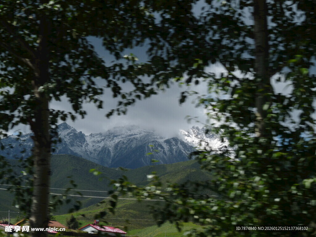 山林间远眺壮丽山脉景色