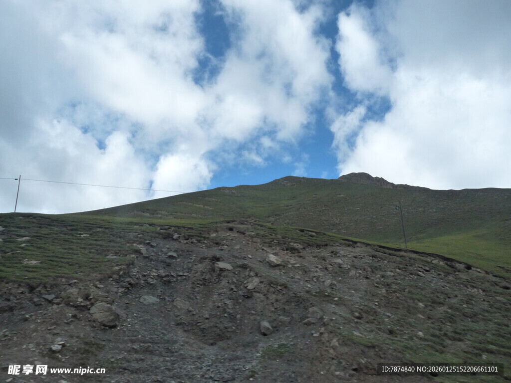 山间土路 蓝天白云相伴