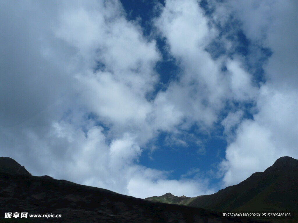 蓝天白云下的山峦美景