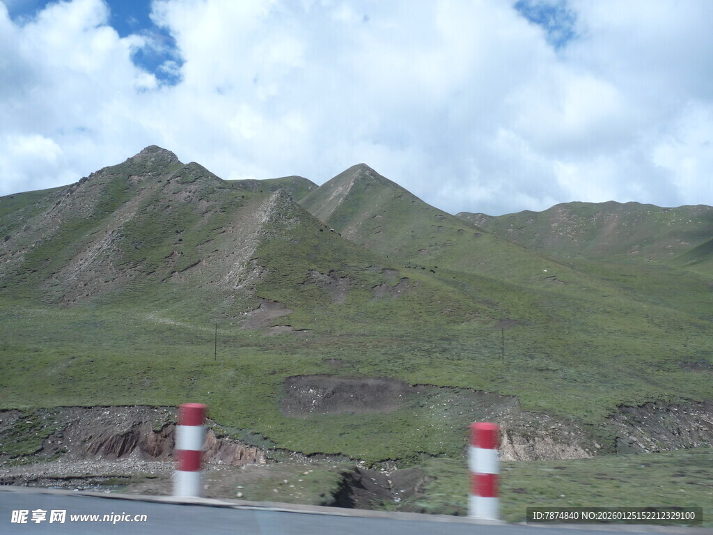 公路旁的山峦与红白标志