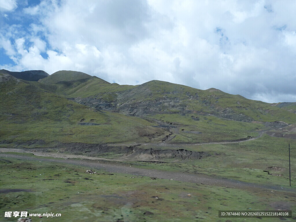 山间开阔草地 蓝天白云