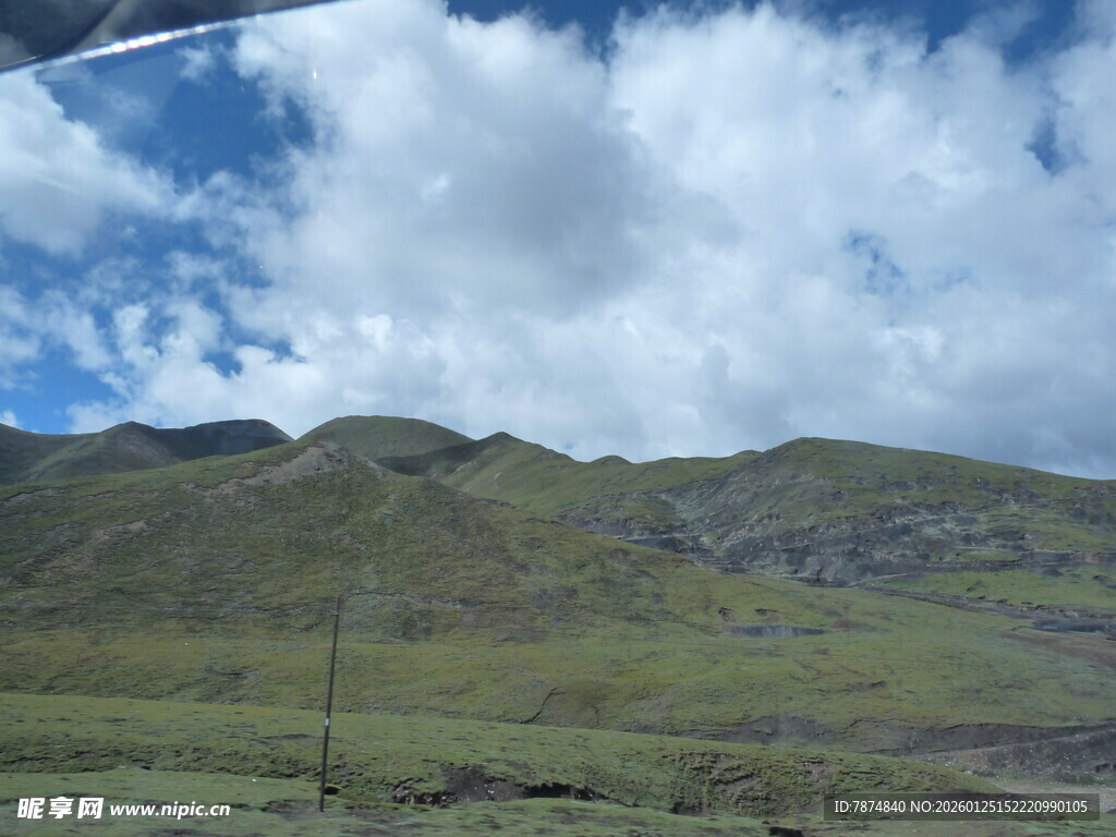 青山蓝天间的美丽景致