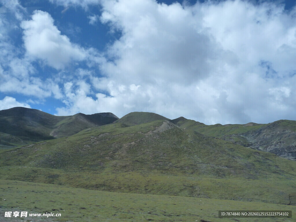 蓝天白云下的翠绿山峦