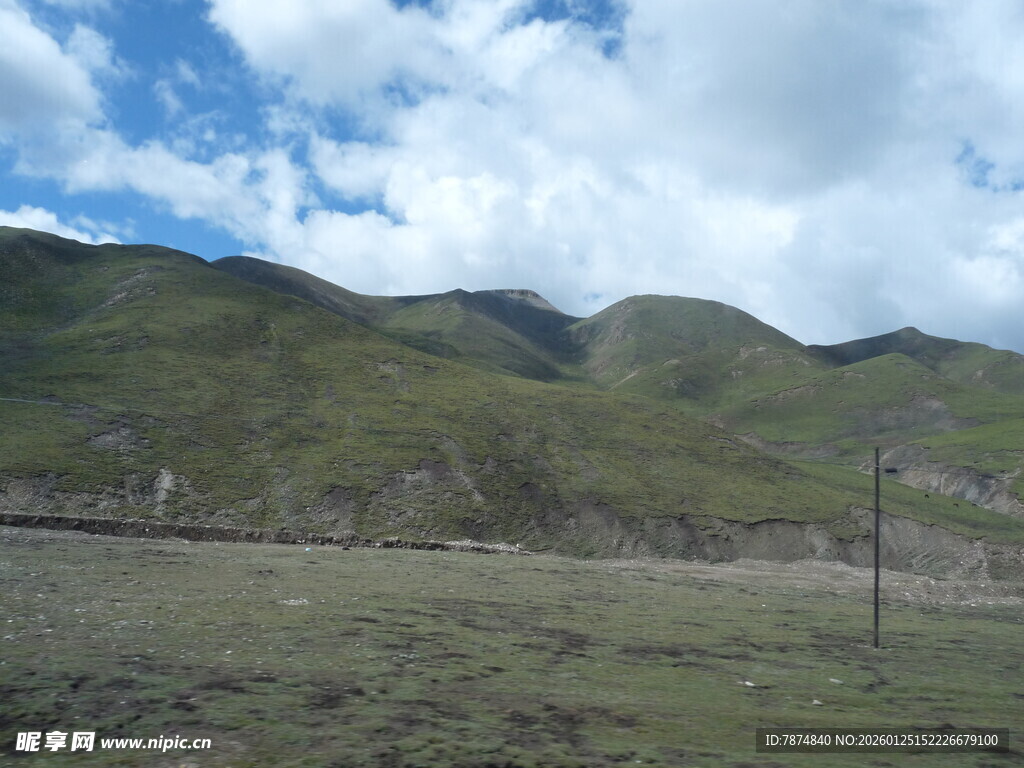 草原山峦蓝天白云风景