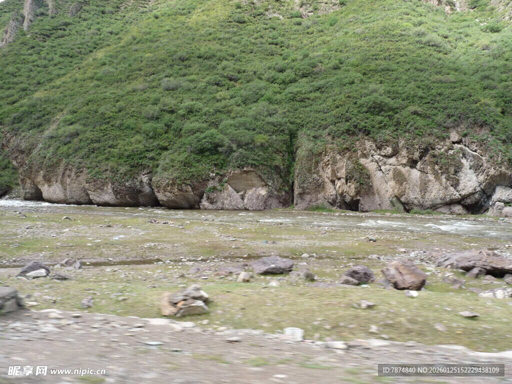 山间河畔的自然景致