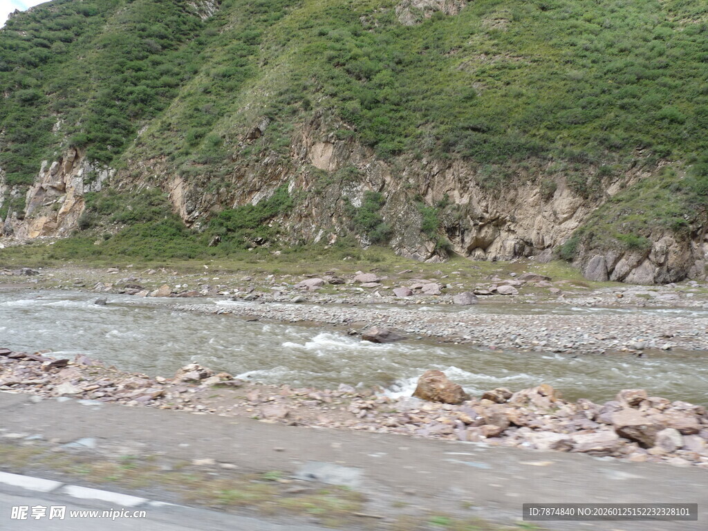 山间河滩 石与流水之景