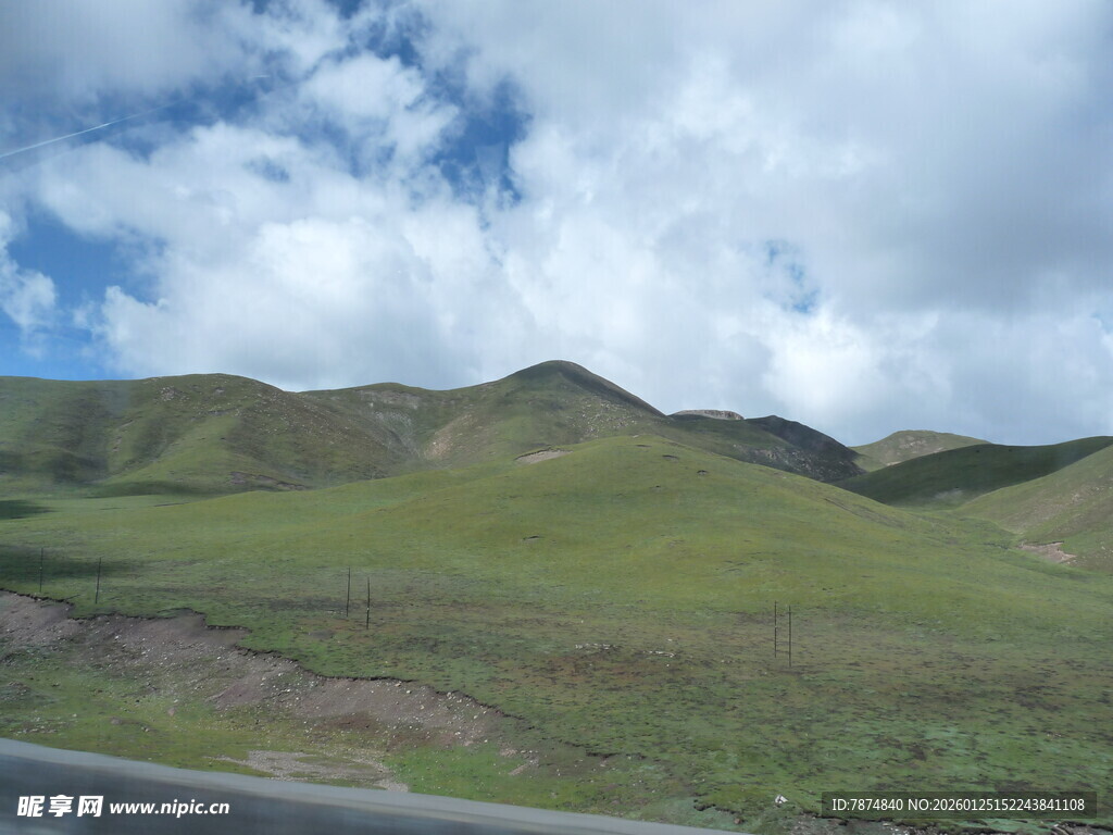 公路旁的青山与蓝天白云