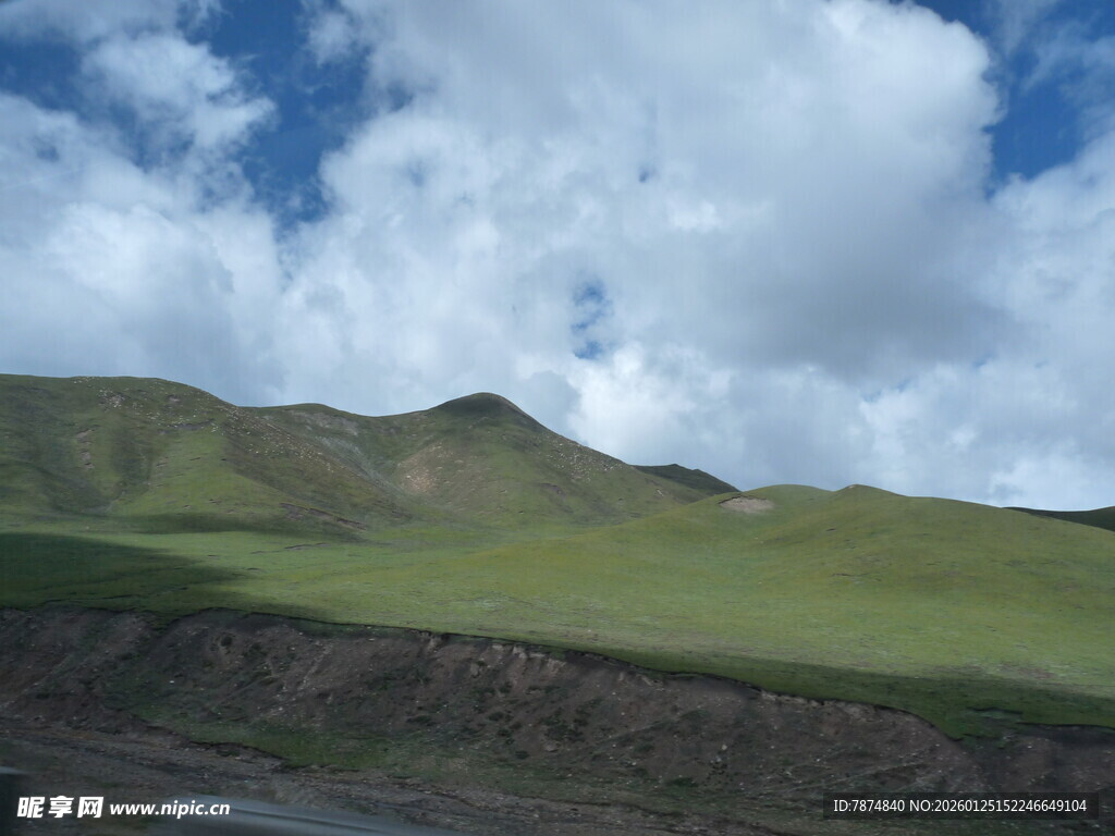 草原蓝天远山风景图