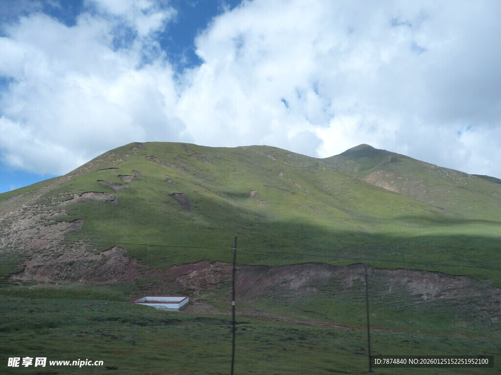 草原山峦间的自然美景