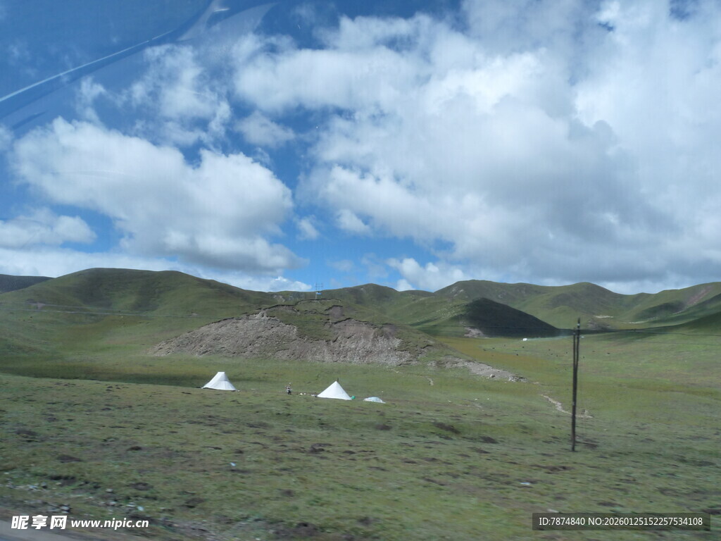 草原风光与白色帐篷