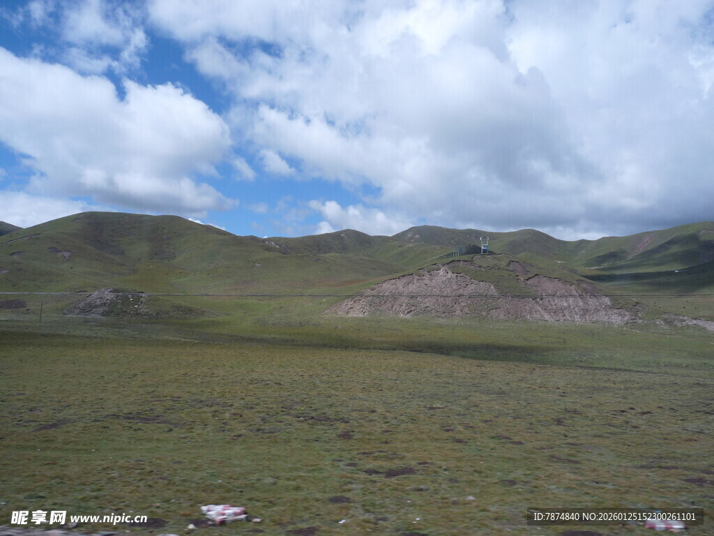 草原山峦蓝天白云美景