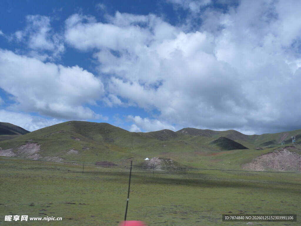 草原风光与远处山峦