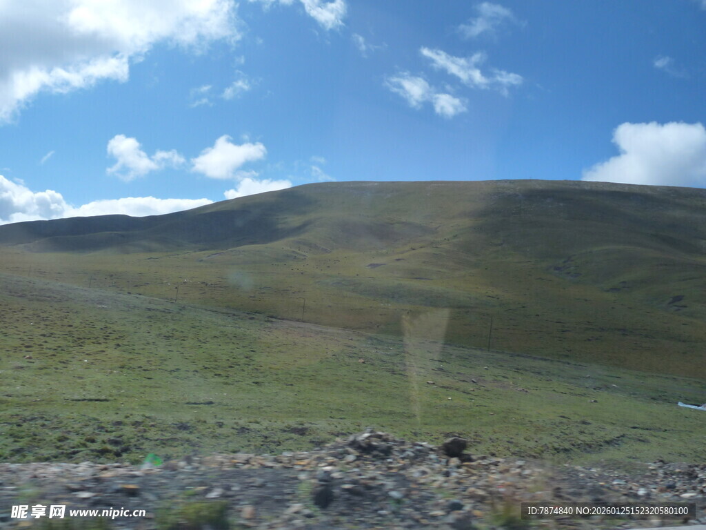 蓝天绿草山丘自然风景