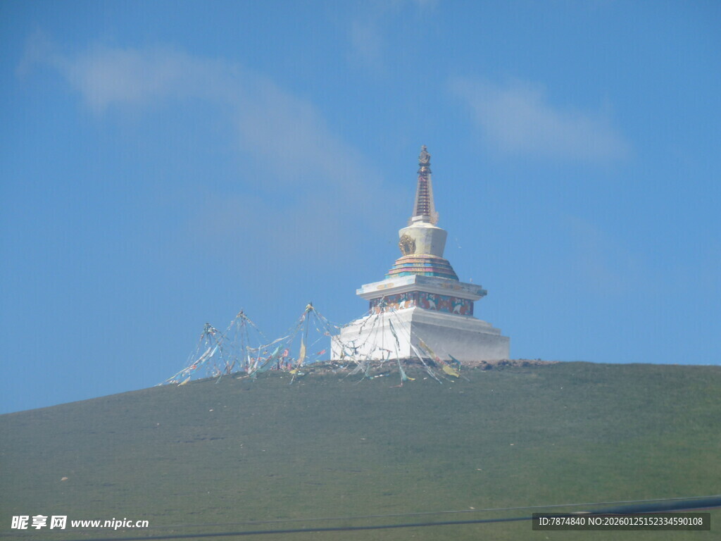 山顶白塔 蓝天相伴
