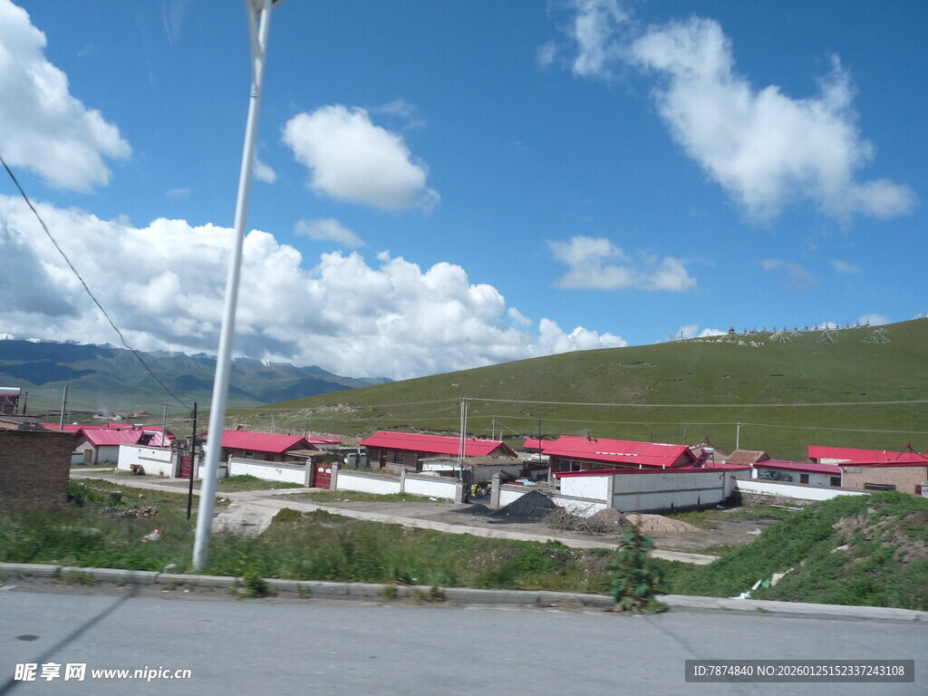 乡村公路旁的红顶建筑群