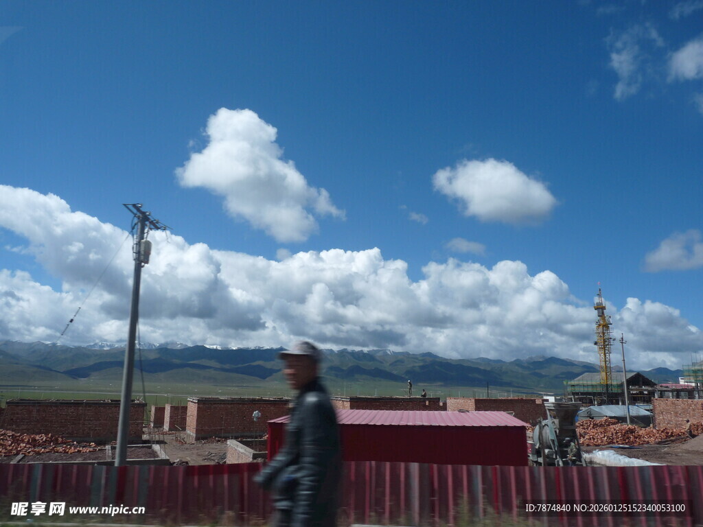 蓝天白云下的户外场景