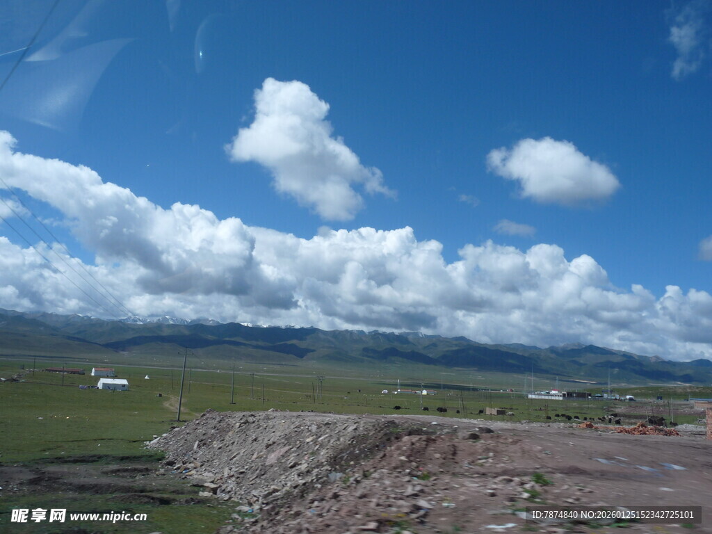 蓝天白云下的开阔风景