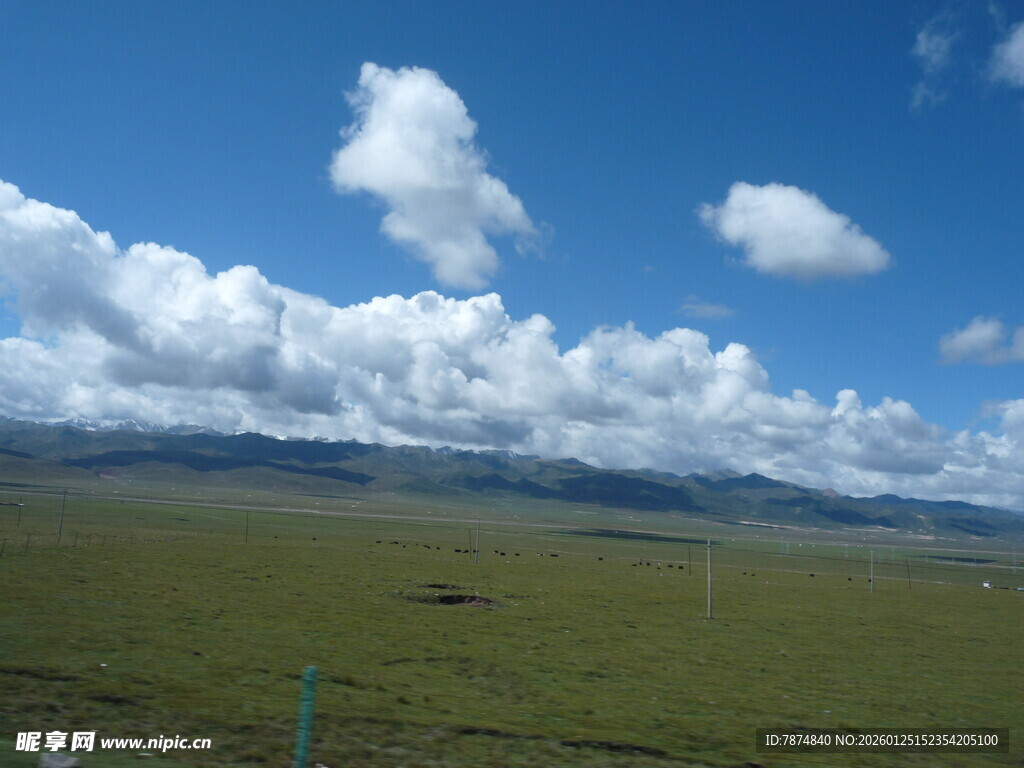 草原蓝天与白云美景