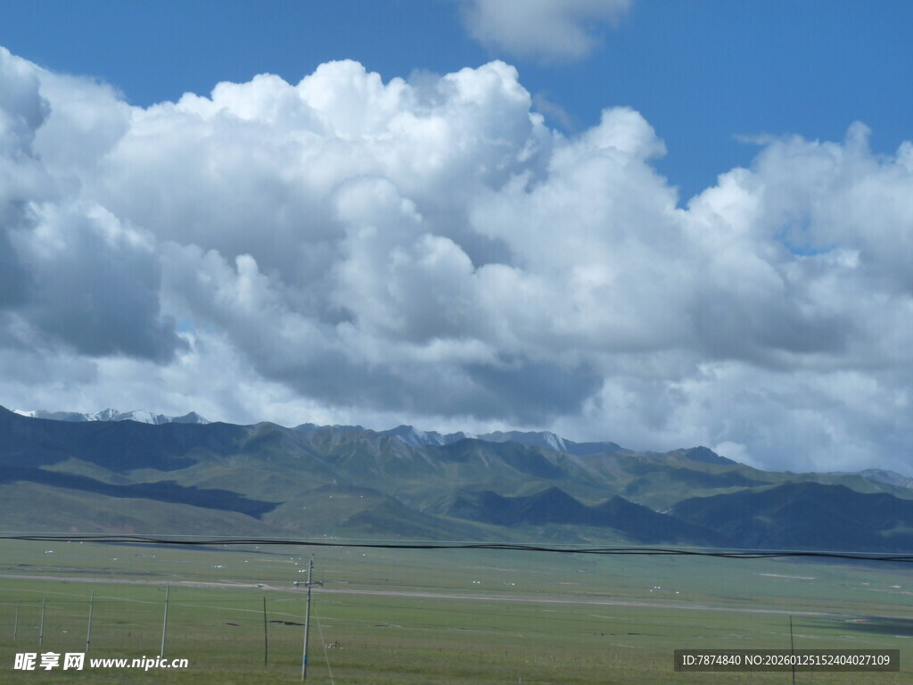 草原上的壮丽云海景观