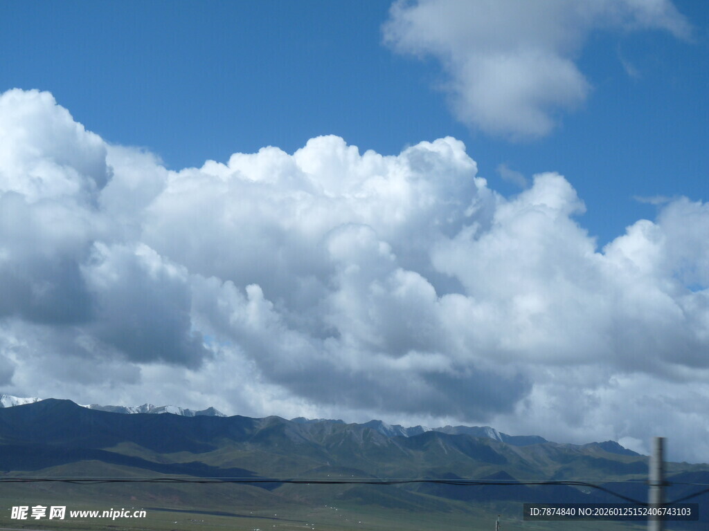 蓝天白云下的广袤原野