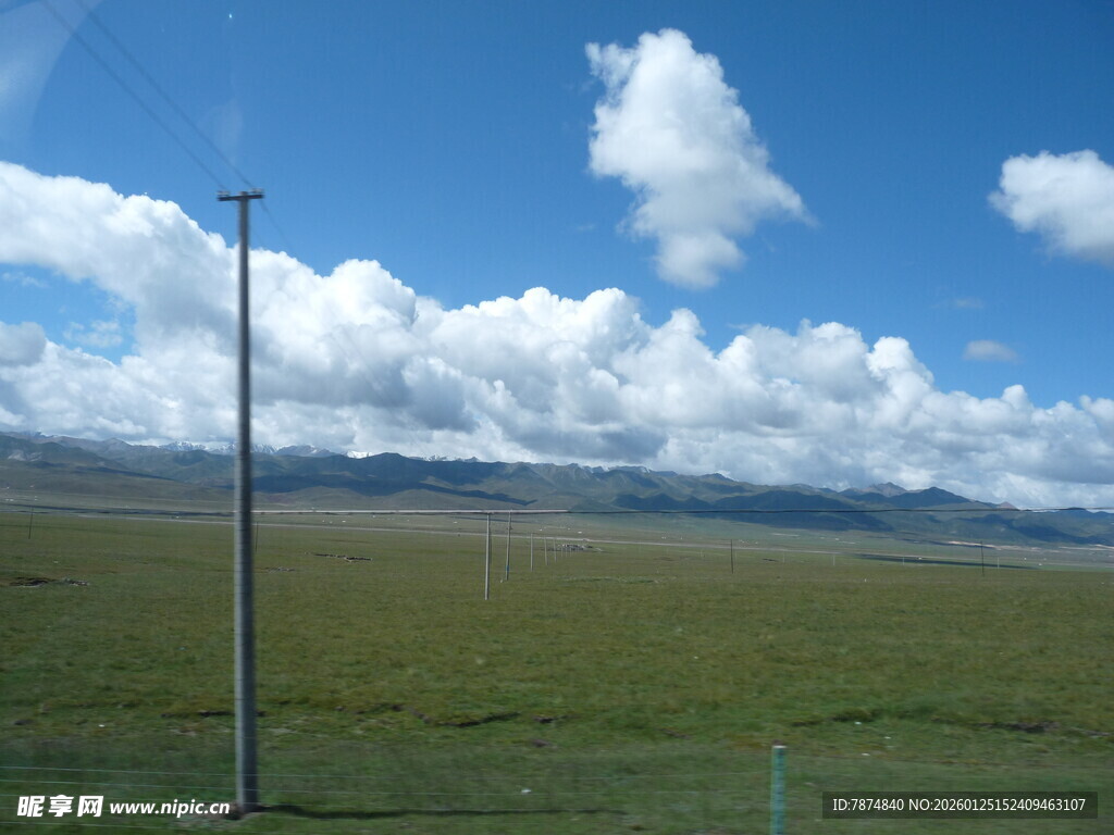 草原蓝天与电线杆景观