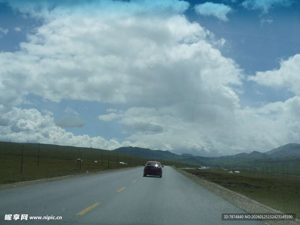 公路上行驶的汽车与蓝天白云