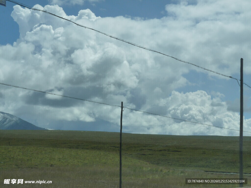 草原上的电线与蓝天白云