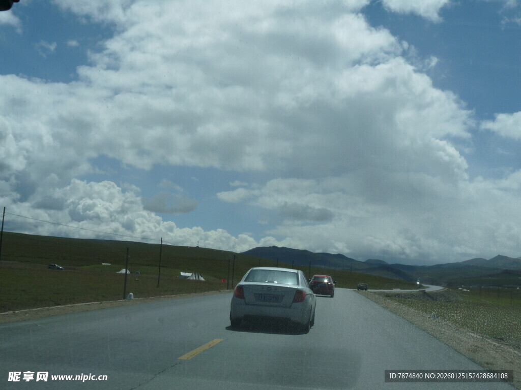 公路上行驶的汽车