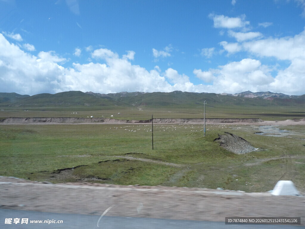 公路边的开阔草原风景