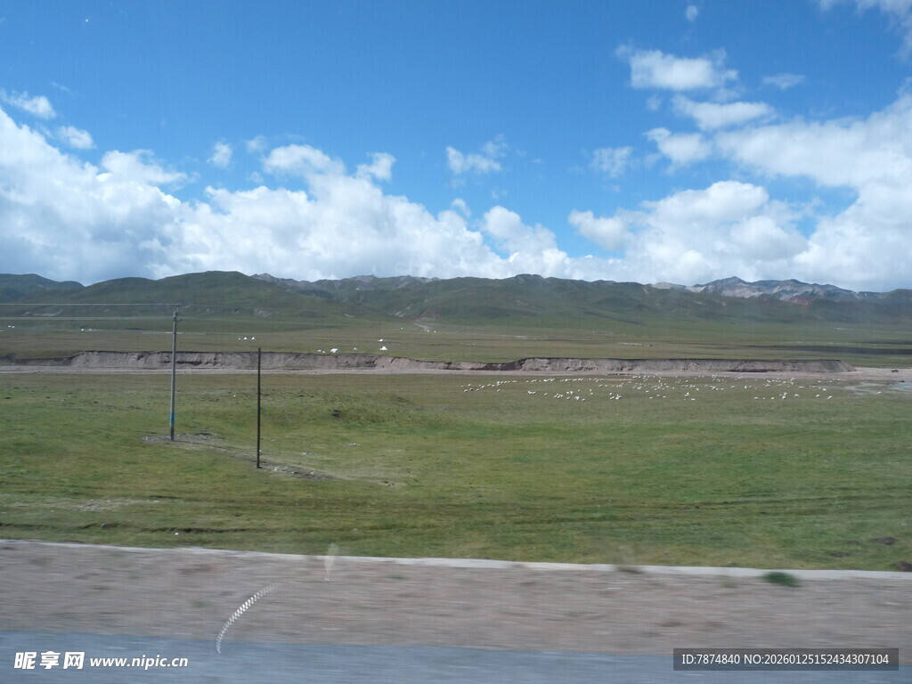 草原风光 远处山峦与蓝天