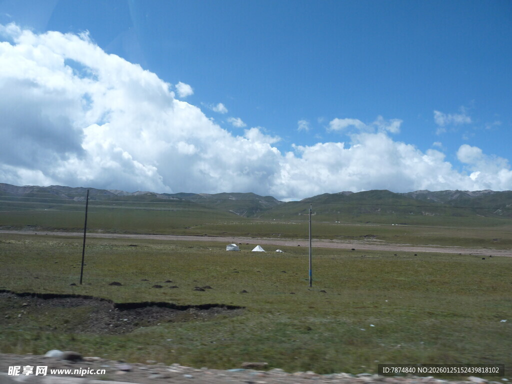 草原风光 蓝天白云下的牧场