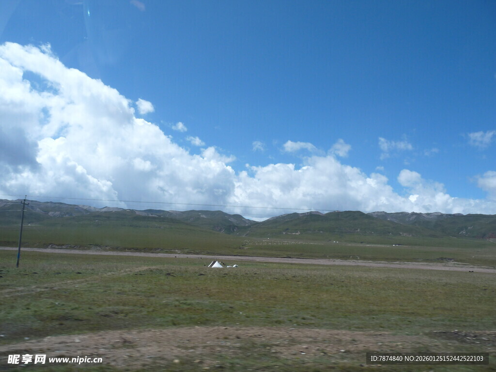 草原风光 蓝天白云下的开阔