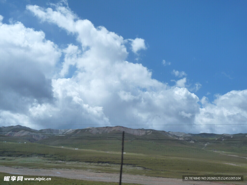 蓝天白云下的广袤原野