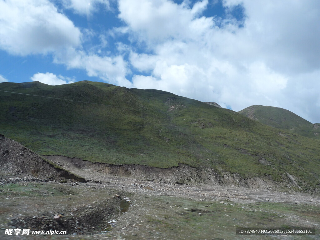 青山蓝天间的开阔地貌