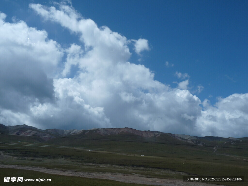 蓝天白云下的广袤原野