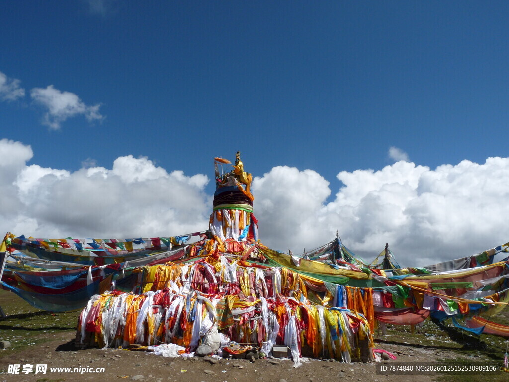 藏区五彩经幡飘扬景观