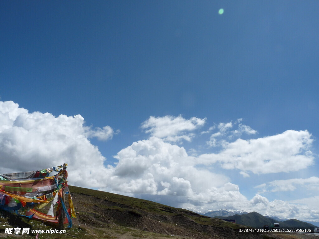 蓝天白云下的彩色经幡