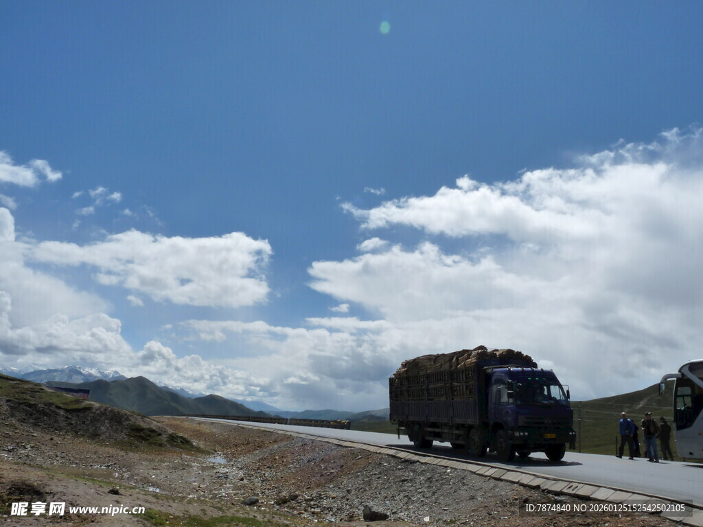 公路上行驶的载货大卡车