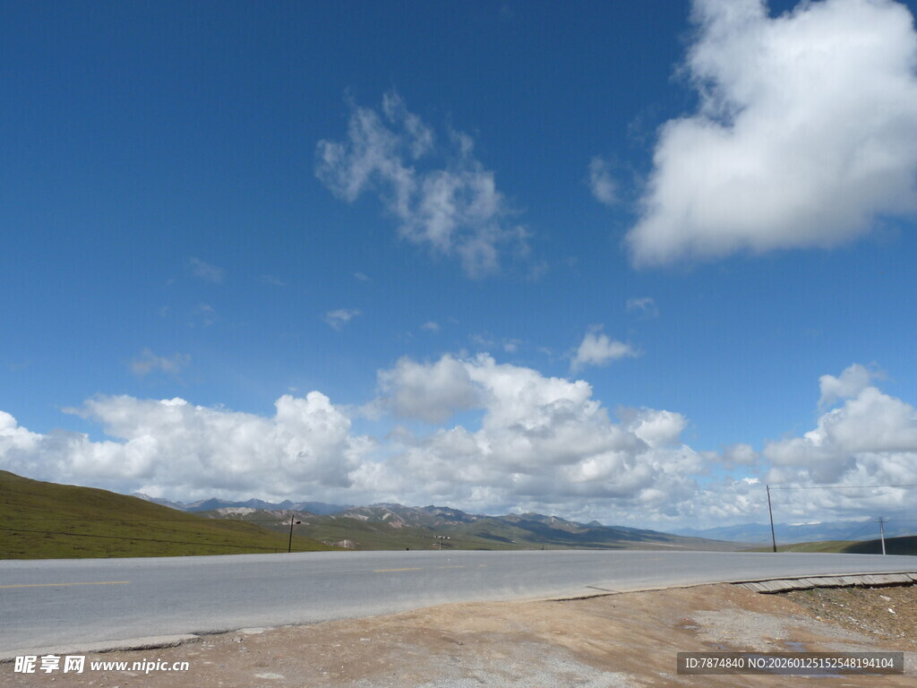 蓝天之下的开阔水域景观