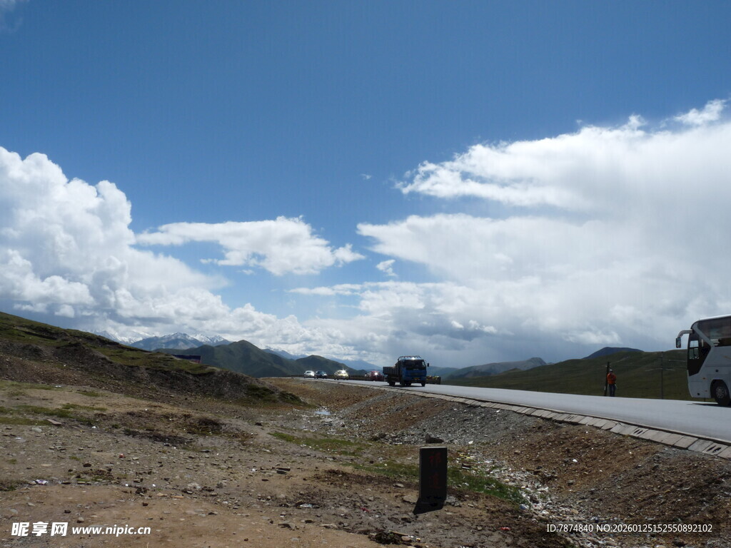 公路边的开阔风景