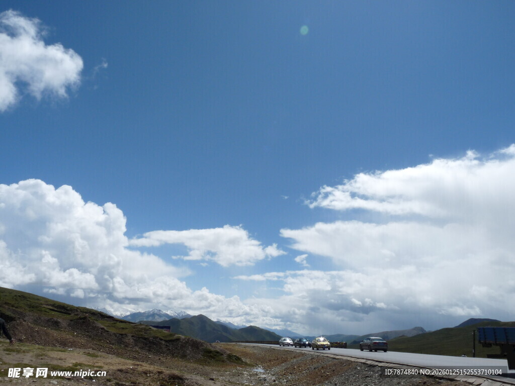 蓝天白云下的开阔公路