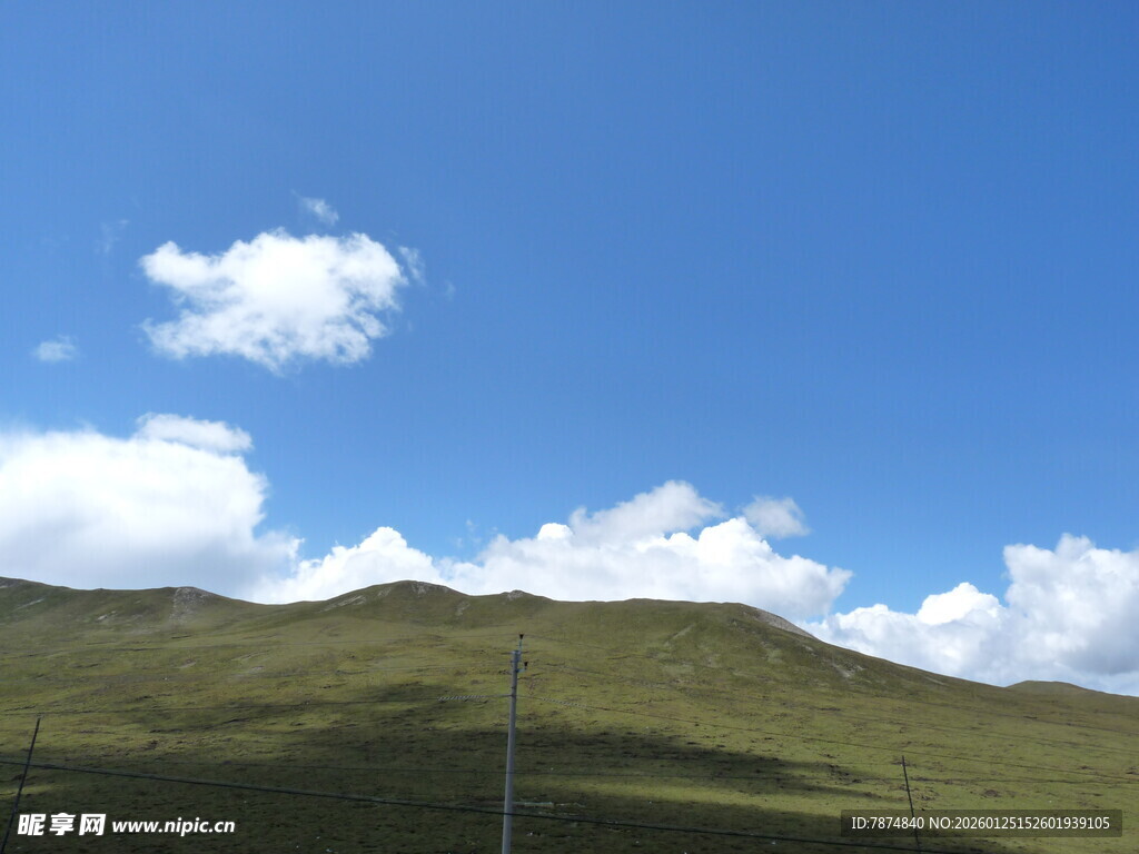 蓝天青山间的纯净景致