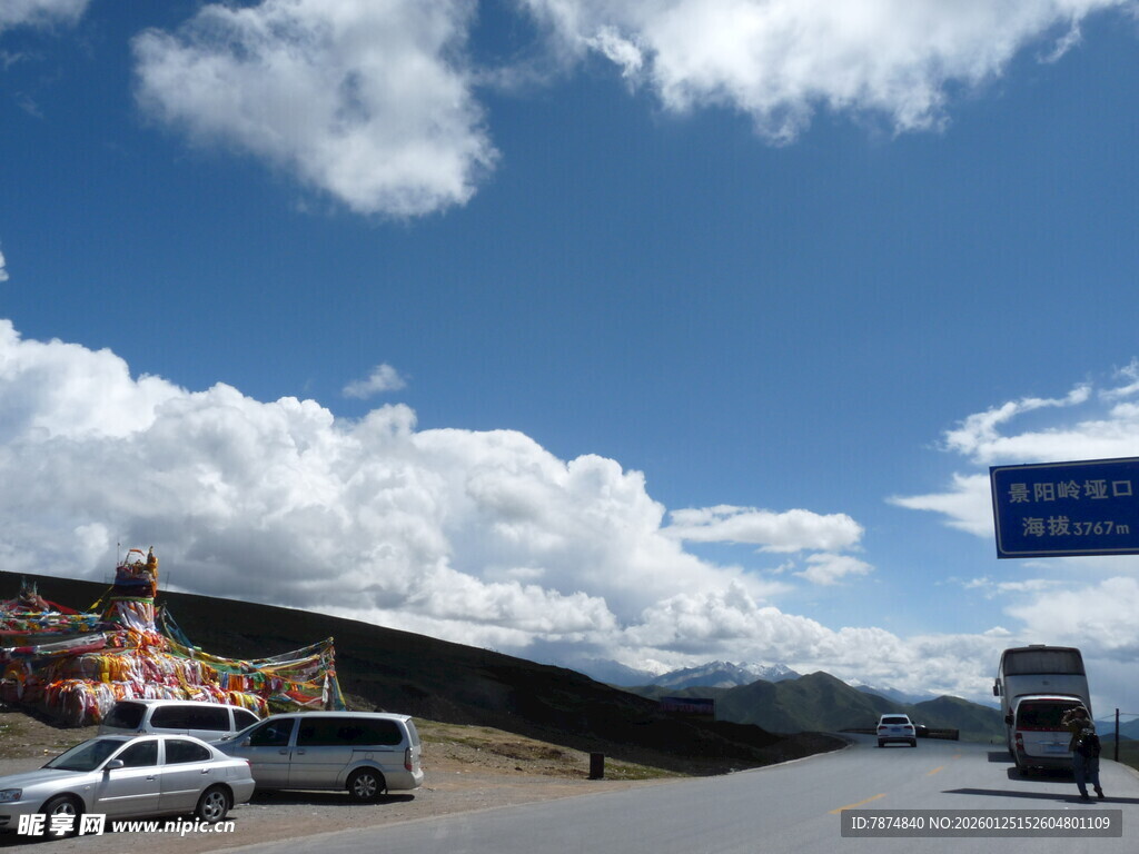 公路风景 蓝天白云下的车辆