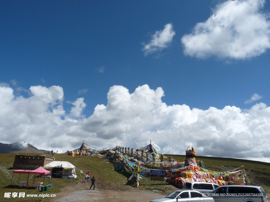 高原风光下的多彩景观